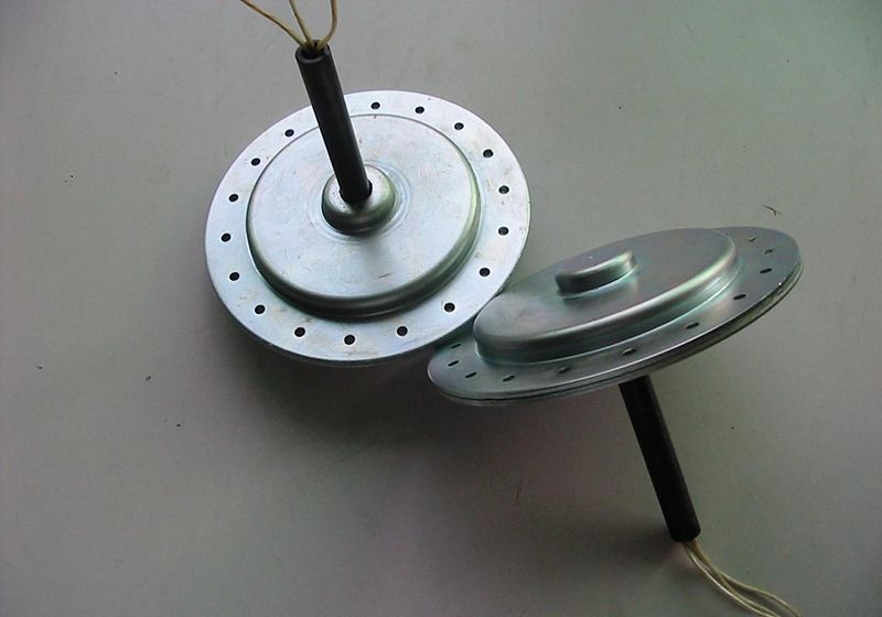 磁盤式三相發(fā)電機星連接有四個終端，如何連接整流器橋？